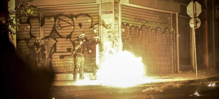 Εξάρχεια: Για δύο ώρες έριχναν βόμβες μολότοφ εναντίον των ΜΑΤ